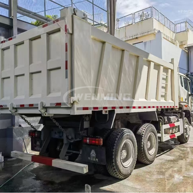 Tri Axle Dump Truck